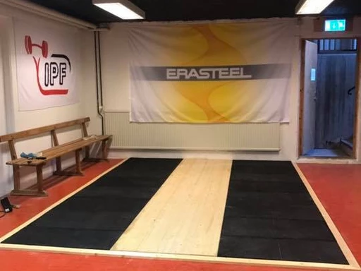 Invigning av Eddies privatgym "Döskallegrottan"